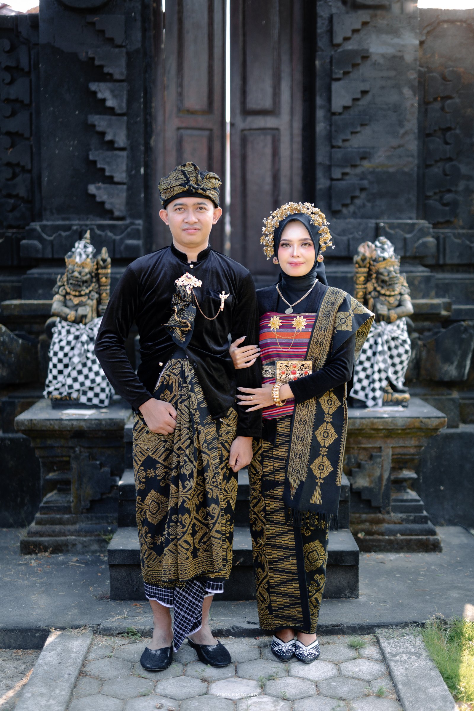 Puja dan Lorien mengenakan busana adat