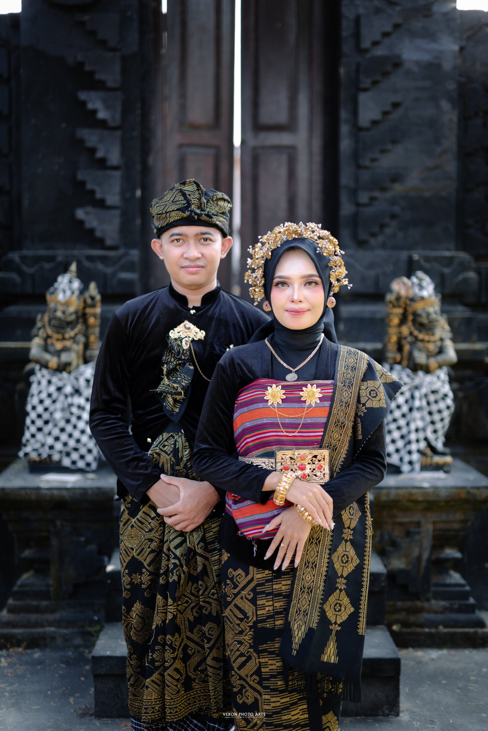 Puja dan Lorien dalam balutan busana adat